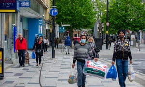 Compradores en Slough High Street en mayo